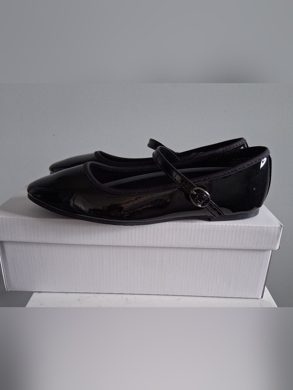 TAHARI VIENNA BLACK PATENT FLATS-SIZES 6, 6.5, 7.5 - Picture 3 of 6